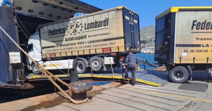 autotreno imbarca su traghetto al porto di pozzuoli