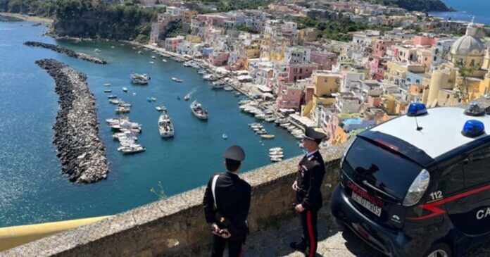 carabinieri a procida sulla baia della corricella