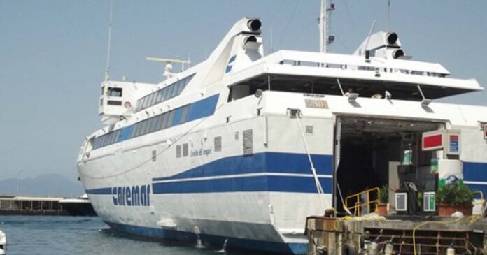 traghetto caremar a procida