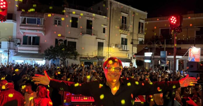 maurizio filisdeo in piazza antica reggia per la festa di inizio estate