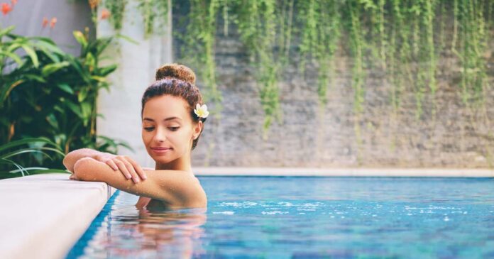 ragazza fa il bagno nelle terme