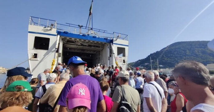 turisti che imabarcano su traghetto