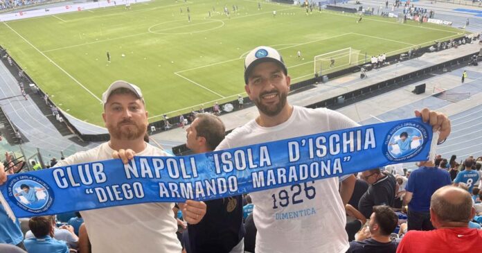 rappresentanza del club napoli allo stadio maradona di napoli