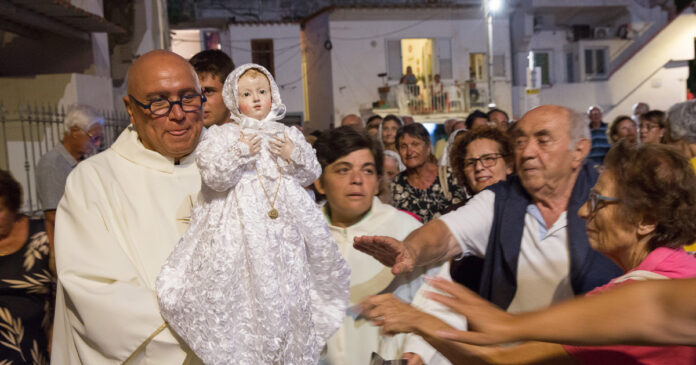 tradinzionale festa della bambinella a ischia